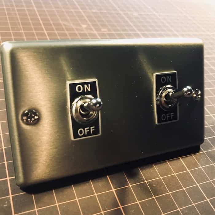 トグルスイッチ２つ口横長